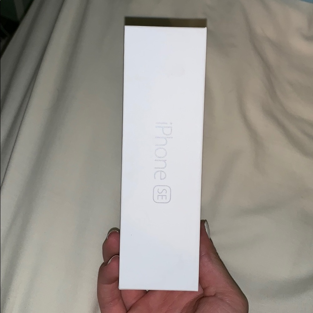 iphone SE box